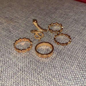 Guld ringar - Säljer 5st superfina ringar i guld! Helt oanvända men säljer pga dom kom med i ett set o dessa par var lite för stora på mig🥰