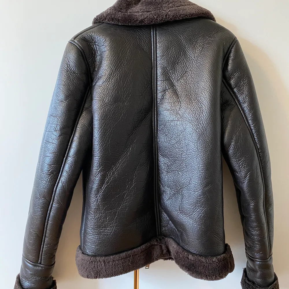 Size XS from Rivel Island. It’s for men so XS fits me perfectly. The original price was 1,104kr. Bought it for only a year, it’s super warm, good quality and I can survive the whole winter with this jacket.. Jackor.