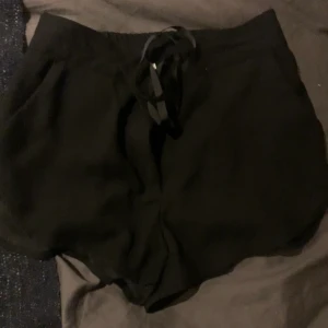 Hm shorts  - Superfina ”kostym” shorts. Högmidjade och väldigt bekväma. Funkar till både stranden och finare tillfällen