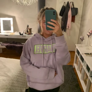 Ljus lila hoodie - Säljer nu denna as coola helt slutsålda hoodie. Den är i en så fin pastell lila färg med ett limegrönt tryck. Skriv för fler bilder❤️ kan både mötas och frakta❤️
