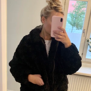 Svart jacka från H&M.  - Inte mycket använd, värmer mycket. bara använt den ett fåtal gånger under vintern. Str 34. skulle säga att den defenitivt passar för en M också. 🤩 frakt tillkommer. bud om det finns mer intresserade(!) 