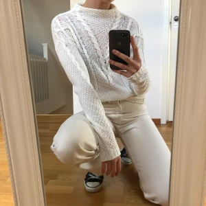 Stickad tröja - Vit stickad tröja i storlek XS men skulle mer säga att det är en storlek S. Inte stickig. Kan mötas upp i Lund/Bjärred. Ingen frakt tillkommer😉