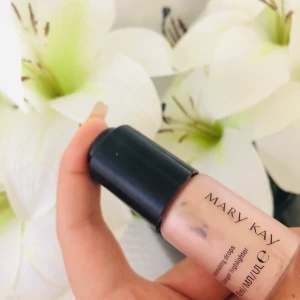 Mary Kay  iluminatong drops - Mary Kay  iluminatong drops i färgen silver sands. Provad en gång men jag hillar mer fulltäckande så inget får mig tyvärr. Nästan som ny orginalpris 250kr