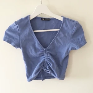 Croppad top - Croppad top från zara. Frakt 42 kr. Använd men fint skick. 