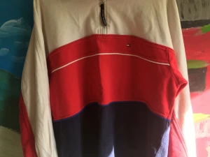 Tommy Hilfiger tröja - Retro långärmad piké, sitter bekvämt och lite baggy på mig som är 189 lång. Betalt med Swish :)