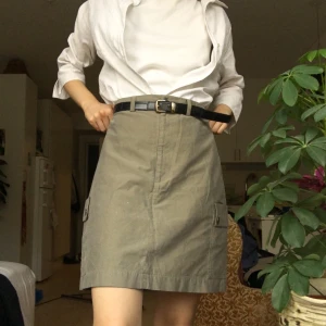 Cargokjol - Säljer pga för stor för mig :/ 🔆 Stl 42, men är 38 cm över midjan 🔆  Längden är 49 cm 🔆 möter helst upp i Stockholm men kan frakta också 🔆 frakt ingår ej i priset 🔆 obs!! skärpet tillhör inte kjolen