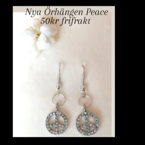 Örhängen peace fredsymbol strass - Örhängen Peace fredsymbol med strass. Tar Swish och Paypal Postas genast och skickar video/bild bevis. Säljer även via Tradera @superbarnen  Instagram @emilysmycken 