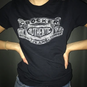 Mörkblå t-shirt Crocker - Mörkblå t-shirt från Crocker, strl XXS men passar även XS beroende på önskad passform. Oanvänd, endast testad. Köpare står för frakt