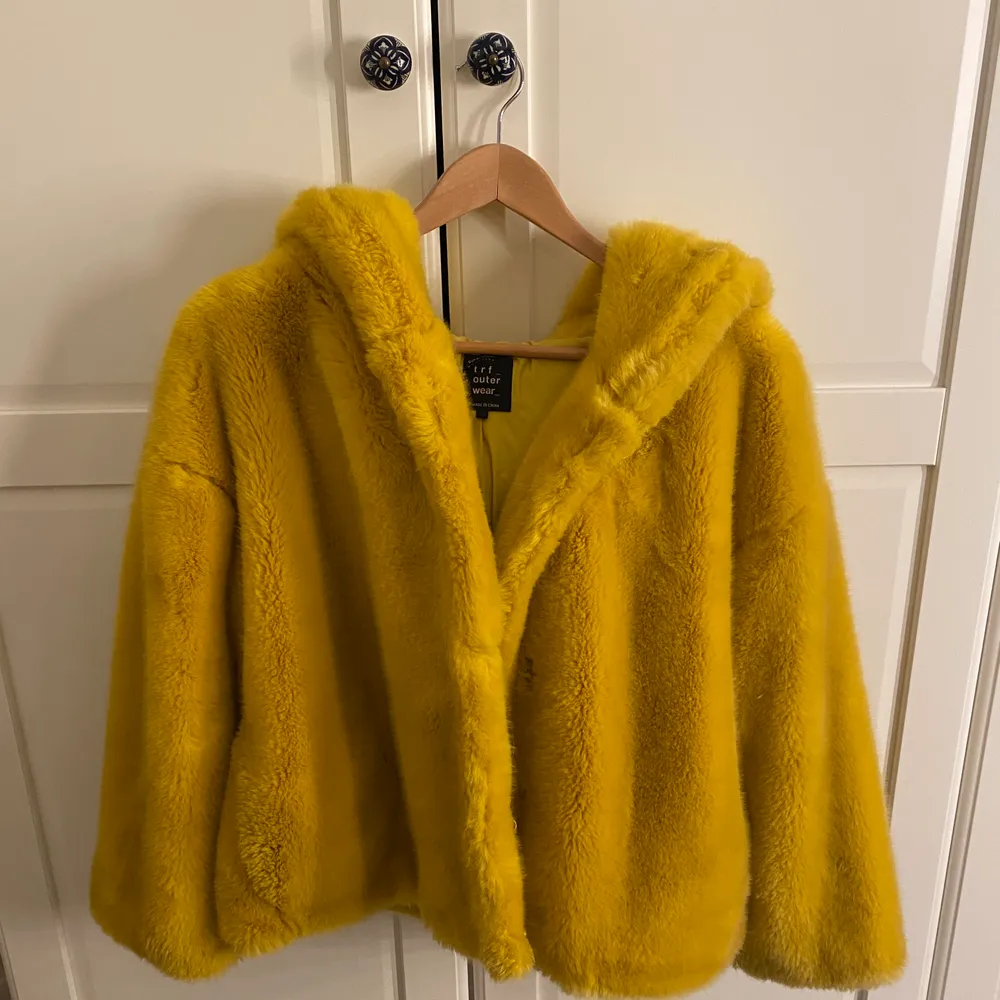Funderar på att sälja min gula pälsjacka från zara. Köpt vintern 2018 i Danmark och inte använt den på 1.5 år. I superfint skick, en knapp har lossnat men inget som syns💖 eftersom att jag inte bestämt om jag vill sälja den så säljer jag den bara för ett bra pris/bud. . Jackor.