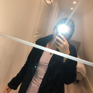 Pälsjacka - Super skönt material, inga skador! Ej äkta päls. Jackan har en ficka på varje sida och stängs med knappar