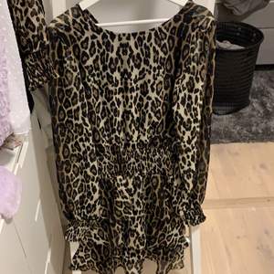Ursnygg leopard klänning från ginatricot! I storlek S. Pris 100kr+frakt! 