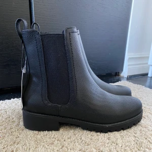 Svarta fodrade boots  - Säljer dessa svarta fodrade boots från H&M. Säljer dem då jag inte kan lämna tillbaka dem pga borttappat kvitto. De är helt oanvända, prislapp finns kvar. Skriv för frågor! 