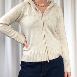 Stickad kofta - Varm och skön kofta med dragkedja. Fin kvalité💋  💘buda i kommentarerna💘 avslutas fredag klockan 20:00