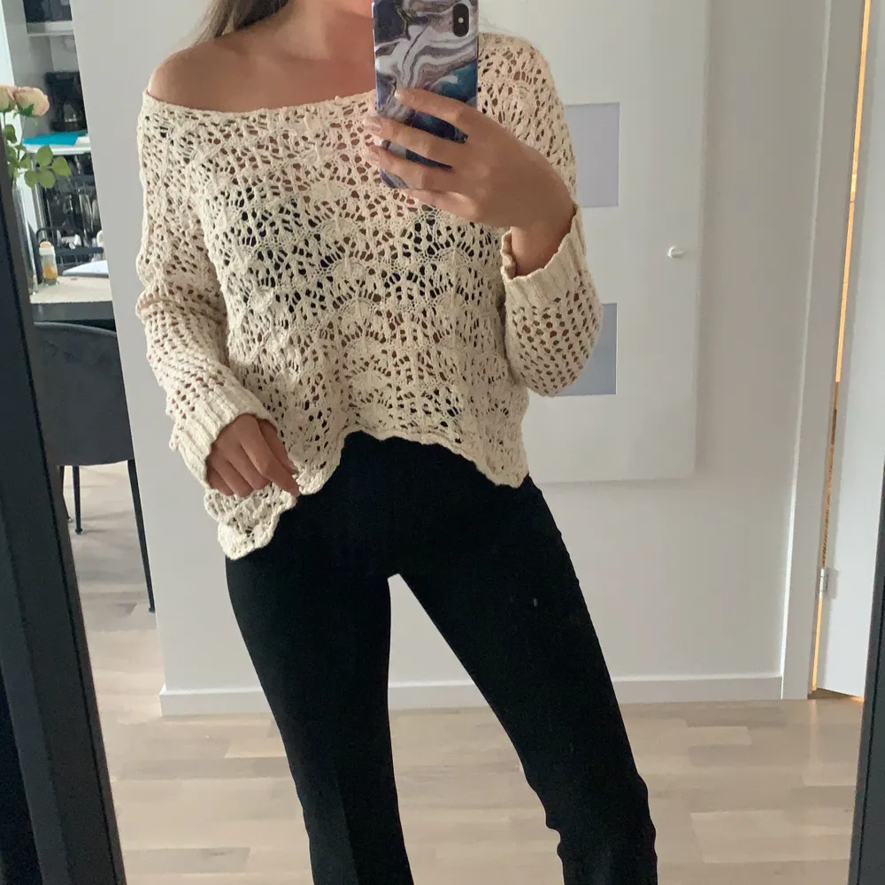 Snygg kortare modell virkad / stickad i krämvit/beige färg . Neuleet.