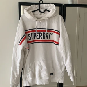 Superdry hoodie  - Varför frysa i höst/vinter En sprillans ny vit Superdry hoodie, i mycket bra skick använd endast 2 gånger ! 