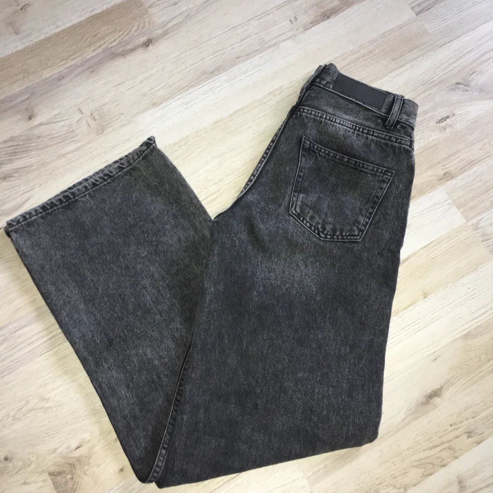 Superfina wideleg jeans från Junkyard☺️ Använda några gånger, köpta förra året för 500kr. Fint skick, säljs pga för små. Köparen står för frakt. Jeans & Byxor.