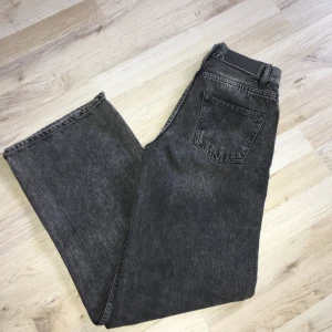 Wideleg jeans storlek 25 (32) - Superfina wideleg jeans från Junkyard☺️ Använda några gånger, köpta förra året för 500kr. Fint skick, säljs pga för små. Köparen står för frakt