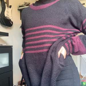 En snygg ”stickad” tröja jag aldrig använt. Därför inga skador eller fläckar. Frakt ingår