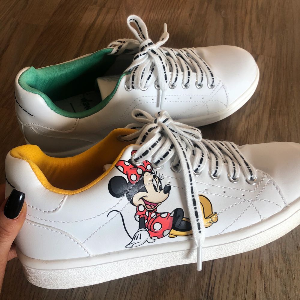 super coola mickey mouse skor💕 | Plick Second Hand