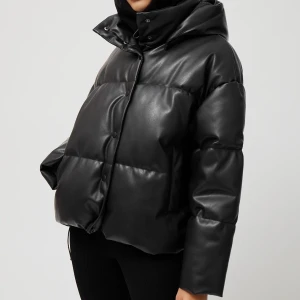 Jacka från Weekday - Jättesnygg och varm (!!!) jacka i fakeskinn från Weekday. Köptes förra vintern och är i jättefint skick! Passar XS/S Möts helst upp i Göteborg då den är jobbig att frakta! Om den ska fraktas så står köpare för frakten! Egna bilder kan fås!