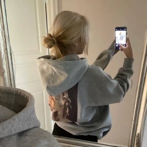 Oversized grå hoodie - Intressekoll! Tänkte kolla ifall någon här på Plick är intresserad av att köpa denna sjukt härliga hoodien med tryck på ryggen. Köpt från missguided använd fåtal gånger och är i så gott som nyskick. Högsta budet just nu ligger på 460kr, buda  i kommentarerna!💓 budgivningen avslutas på torsdag