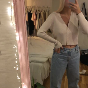 Topp - Ribbad topp från Zara i strl L men skulle säga att den passar både strl M och L. Aldrig använd! Nypris 259kr mitt pris 170 ink frakt:)