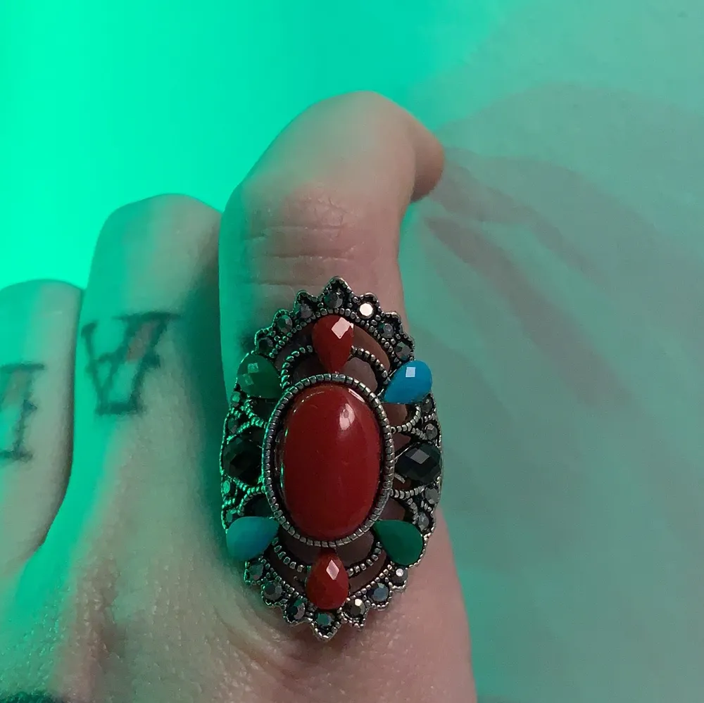 Jätte fin ring lite större i storleken. 🥰 oanvänd då den är för stor till alla mina fingrar! 💕. Accessoarer.