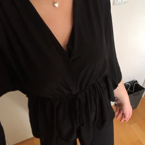 Svart blus med knyte i midjan - Svart blus från NewYorker har jag för mig, storlek M men passar S super. Inte så använd!
