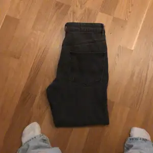 Gråa raka jeans från ASOS nästan aldrig använda, säljer för att dom är för små