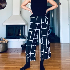 Mönstrade byxor - Mönstrade byxor i svart & vit från Lindex. I storlek 38. Sparsamt använda så i gott skick. GRATIS FRAKT🦋