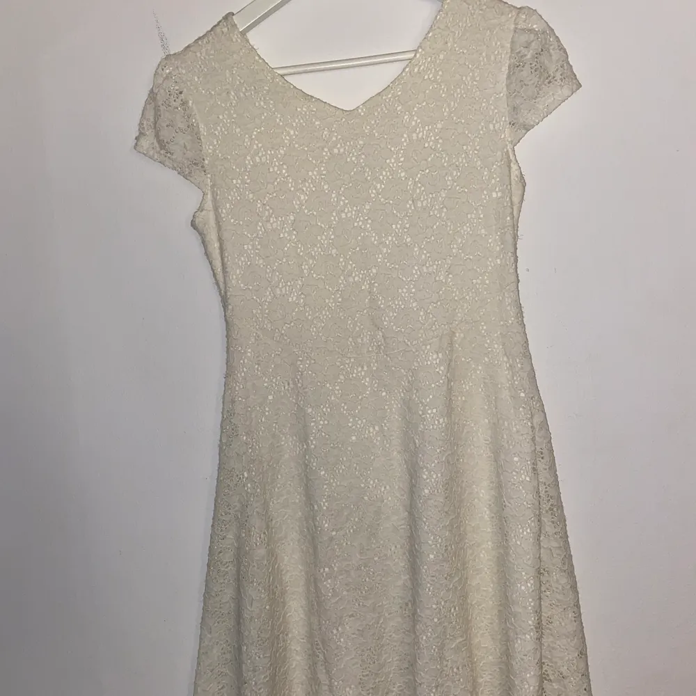 Vit kortärmad spetsklänning väldigt fin till sommaren 💛 använd 1 gång och säljs för 40kr + frakt! Köpt från bubbleroom strl xs . Klänningar.