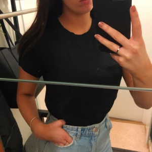 Svart T-shirt - Enkel T-shirt från Bikbok. Superbra basplagg. Strl. S.