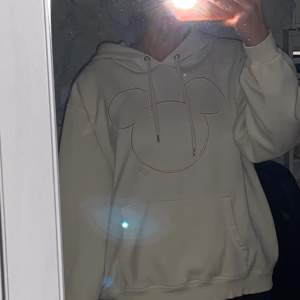 Säljer min assköna hoodie från H&M då den tyvärr inte kommer till användning längre, köparn betalar för frakt✨ Skriv för fler bilder🥰