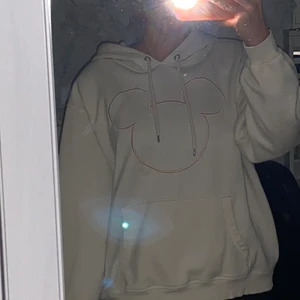 Hoodie - Säljer min assköna hoodie från H&M då den tyvärr inte kommer till användning längre, köparn betalar för frakt✨ Skriv för fler bilder🥰