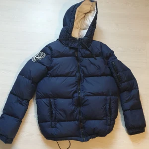 Vinter jacka storlek L - En tjock vinter jacka jätte varm. Jackan kosta 1999 när jag köpte den