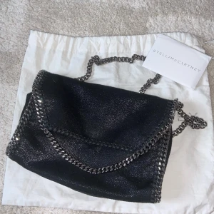 Stella McCartney väska  - Hej! Jag säljer min StellaMcartney väska i nyskick. Lägg ett bud från 2000kr!😊