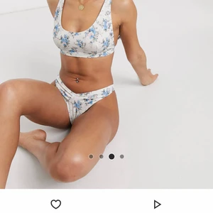 Bekini storlek, 32/34 - En fin blommig bekini sett från ASOS som aldrig andvänt eftersom plagget var för litet, lapp och allt finns på. Köpts för va 500 kr nya. Byxorna är i storlek 32 men jag anser själv att dom är mer som en liten 34. Överdelen är i storlek 34. Frakten kan du välja skälv om du vill ha spårat eller ej.