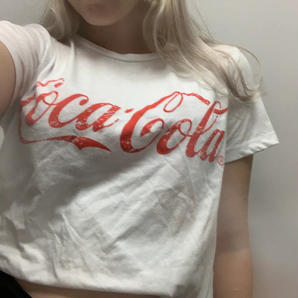 Snygg Coca Cola t-shirt i vitt! Riktigt mjuk i tyget, sparsamt använd! Säljer även samma modell i rött!. T-shirts.