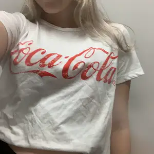 Snygg Coca Cola t-shirt i vitt! Riktigt mjuk i tyget, sparsamt använd! Säljer även samma modell i rött!