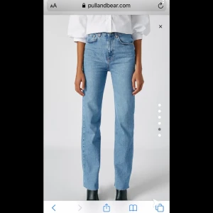 Raka jeans från pull&bear - Säljer dessa raka jeans från pull and bear. De är i storlek 32 men skulle säga att de passar 34 oxå!💖De är väldigt långa på mig som är 165 men de är raw cut så man kan klippa efter sin längd. 