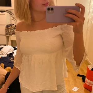 Gullig tröja - Super söt tröja från Hollister. Den är endast använd en gång och är så ledsen att den tyvärr blivit förliten. Den är i skönt matrial med fina detaljer. Superfin i ryggen också! 