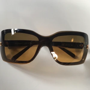 Äkta Chanel solglasögon  - Äkta Chanel solglasögon i bra skick. Säljer vidare då jag inte trivdes i modellen.. köpt på Vestiaire där dom blivit äkthetstestade. Står inte för postnords ”slarv”. Skickar spårbart. Frakten ingår i priset.  Ansvarar inte för postens slarv. Kan även tänka mig att byta med något. Gärna ett Chanel brosch 