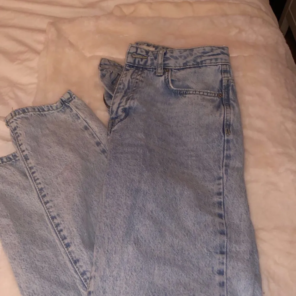 Mom jeans, gina tricot. Storlek 36💕 litet hål vid höger ficka fram.. Jeans & Byxor.