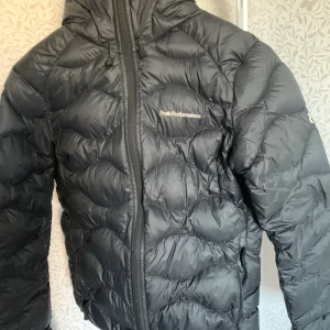 PeakPerformance jacka stl M - Säljer min peak jacka (helium) i stl m, eftersom den aldrig kommer till användning längre. använde den en halv vinter, sen dess har den bara hängt. små färgfläckar på ena armbågen men inget man tänker på. Nypris 2400kr, mitt pris 550kr +frakt