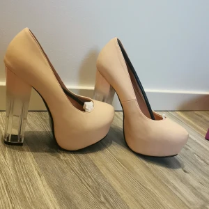 Högklackade Platåskor  - Oanvända klackskor från bebo, endast prövade. Ljusrosa i färgen och en genomskinlig klack som fejdar i den ljusrosa kulören. ✨