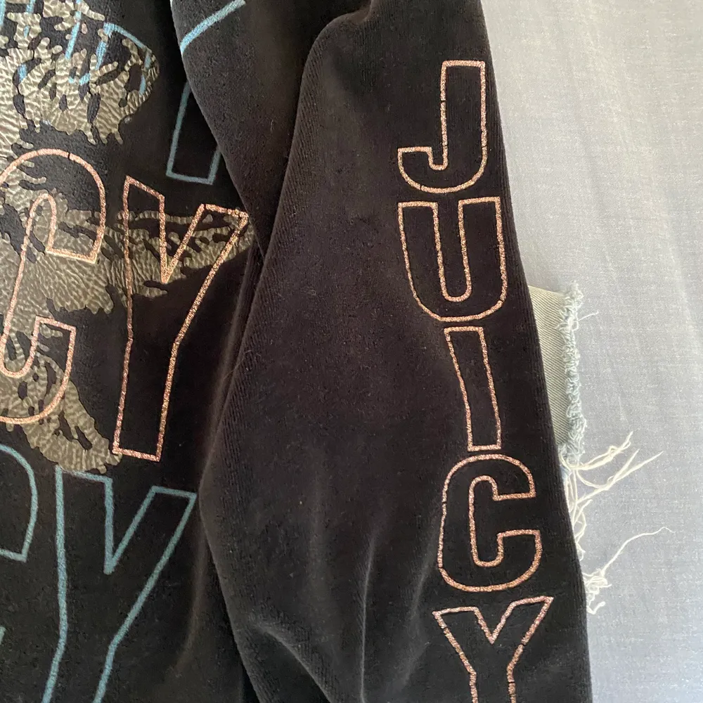 Säljer min tröja från Juicy. Den är väldigt skön och snygg, men kommer tyvärr inte längre till användning. . Tröjor & Koftor.