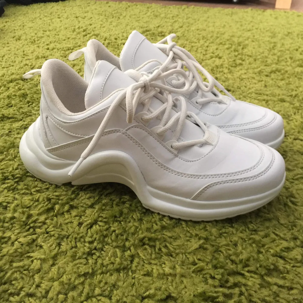 Oanvända populära vita chunky skorna från NLY / NELLY shoes, 250kr + frakt ✨. Skor.