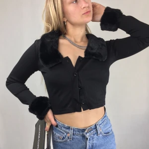 Faux Fur Cardigan  - Endast använd en gång, perfekt skick. Betalade 121kr på AliExpress + 80kr för Postnord att skicka vidare. Säljer då jag fick fel storlek. Står Large. Skulle nog passa både S och M bättre. Frakten är inräknad 