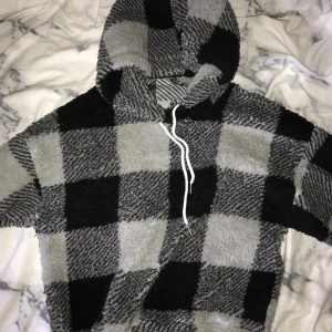 MysTröja - Denna tröjan är inget annat än supermysig. Den är varm och passar likabra hemma som i skolan. Den går ner till magen så alltså inte jättelång. Dock är luvan ganska stor! Den är i färgerna svart, grå och vit. Den är oanvänd och anledningen till att jag säljer den är för att jag inte använder den💞 KÖPAREN STÅR FÖR FRAKT!