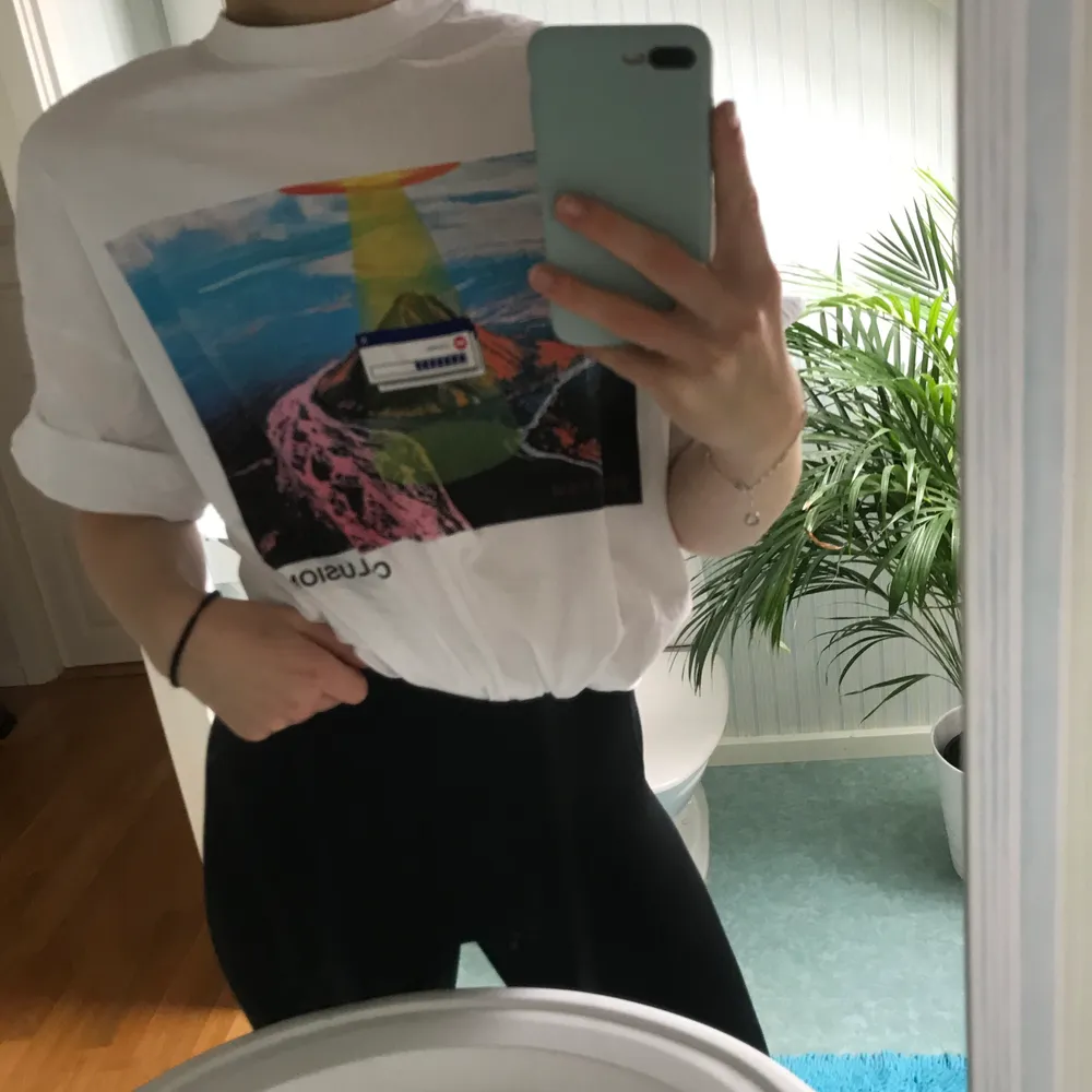 Säljer denna oversized t-shirt från märket COLLUSION med coolt tryck. Köpt på ASOS 🌻🌻 Kommer inte ihåg storleken då jag klippt bort lappen men sitter oversized på mig som har S/M. Frakt tillkommer!😊💛. T-shirts.